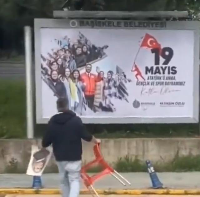 19 Mayıs afişinde eksik gören vatandaş müdahale etti: Atatürk posterini yapıştırdı, selam verip uzaklaştı 640xauto