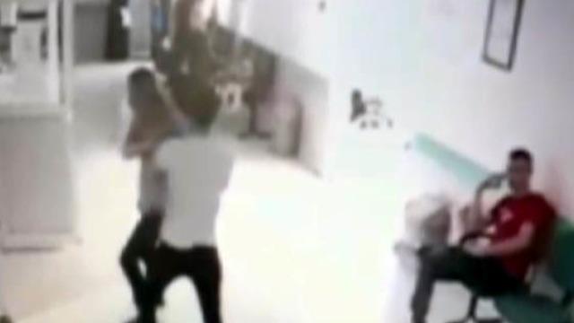 Doktora bıçaklı saldırı! Kapıyı kilitleyerek kurtuldu