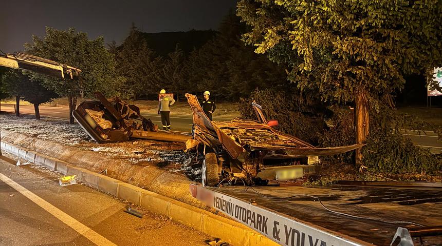 Burdur'da feci kaza! Otomobil ikiye bölündü