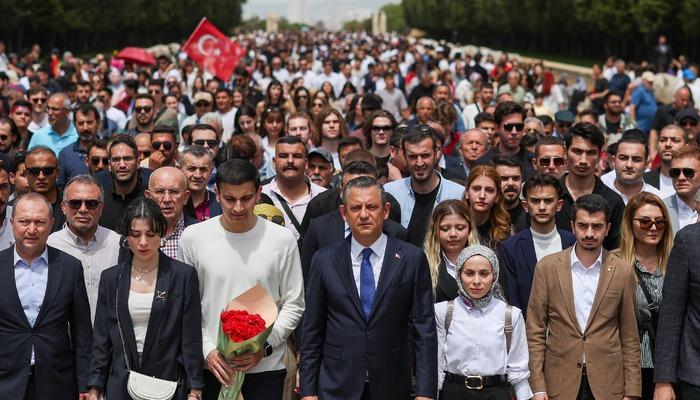 Özgür Özel, gençlerle Anıtkabir'e yürüdü! 19 Mayıs'ta dikkat çeken seçim mesajı: 'Söz veriyoruz' diyerek duyurdu