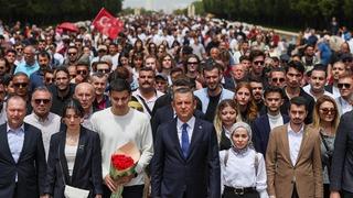 Özgür Özel, gençlerle Anıtkabir'e yürüdü! 19 Mayıs'ta dikkat çeken seçim mesajı: 'Söz veriyoruz' diyerek duyurdu