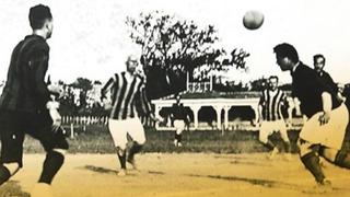 Galatasaray - Fenerbahçe maçını yalnızca 14 kişi izledi! Hakem sahaya şemsiyeyle çıktı