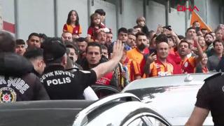Fenerbahçeli kadın taraftar, formasını giyip Galatasaray tesislerinin önüne gitti!