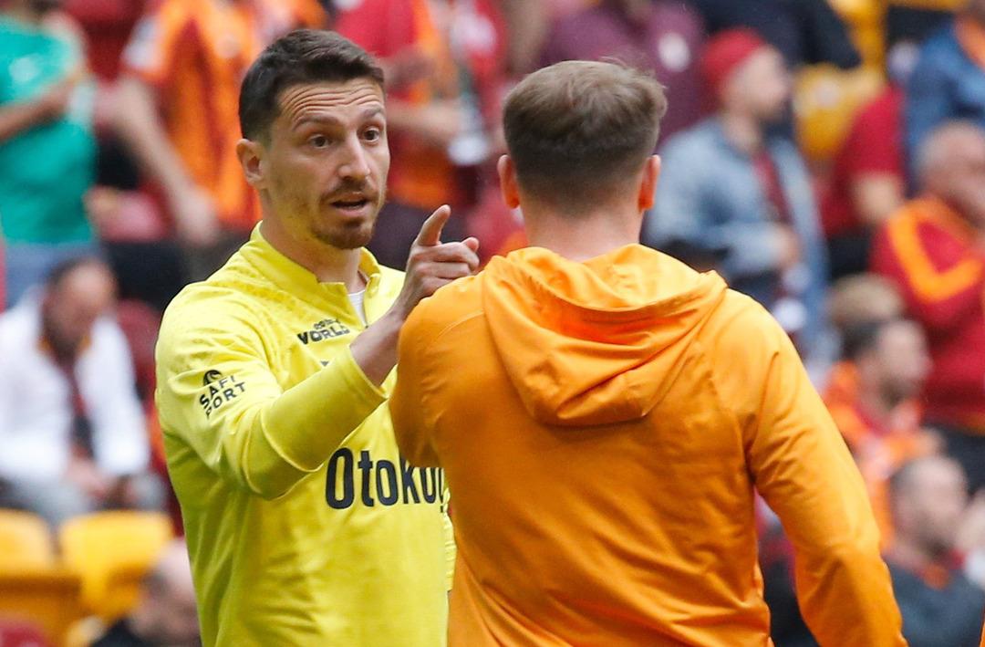 Galatasaray-Fenerbah&ccedil;e derbisi &ouml;ncesi kavga &ccedil;ıktı! Mert Hakan Yandaş ve Kerem Akt&uuml;rkoğlu arasında gerilim yaşandı, polis sahaya girdi...