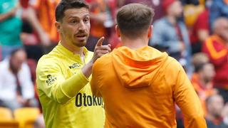 Galatasaray-Fenerbahçe derbisi öncesi kavga çıktı! Mert Hakan Yandaş ve Kerem Aktürkoğlu arasında gerilim yaşandı, polis sahaya girdi...