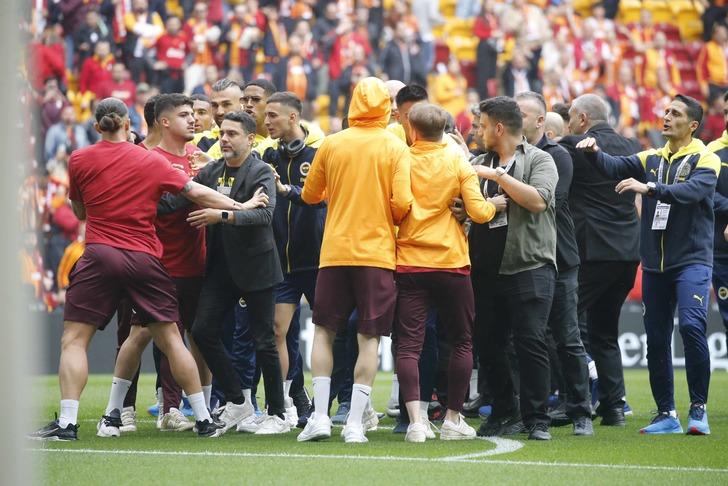 Galatasaray-Fenerbahçe derbisi öncesi kavga çıktı! Mert Hakan Yandaş ve Kerem Aktürkoğlu arasında gerilim yaşandı, polis sahaya girdi... 728xauto