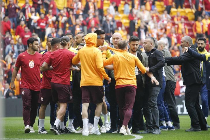 Galatasaray-Fenerbahçe derbisi öncesi kavga çıktı! Mert Hakan Yandaş ve Kerem Aktürkoğlu arasında gerilim yaşandı, polis sahaya girdi... 728xauto