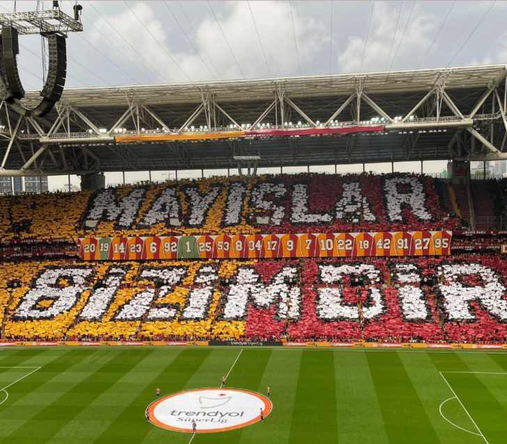 Galatasaray taraftarından Fenerbahçe derbisinde görsel şölen! Koreografiyi görenler şaşkınlığını gizleyemedi G2