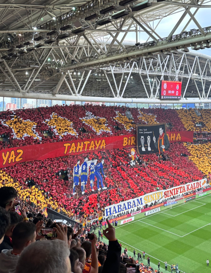 Galatasaray taraftarından Fenerbahçe derbisinde görsel şölen! Koreografiyi görenler şaşkınlığını gizleyemedi G3