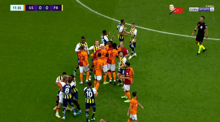 Galatasaray-Fenerbahçe maçında ilginç an! Önce kavga ettiler sonra gülüşüp barıştılar G1
