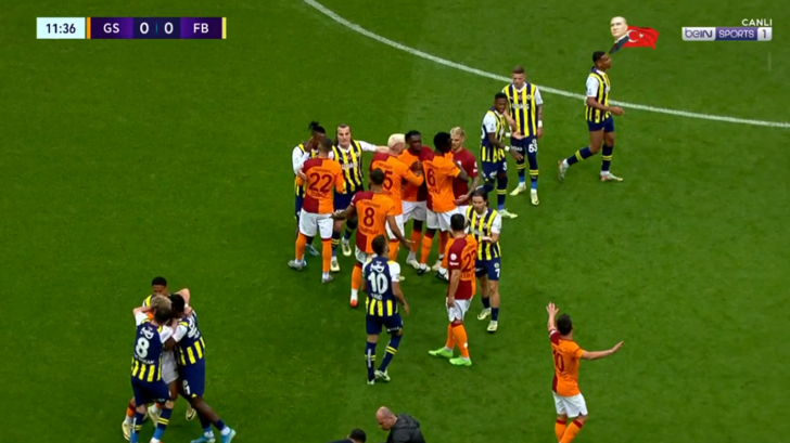 Galatasaray-Fenerbahçe maçında ilginç an! Önce kavga ettiler sonra gülüşüp barıştılar G2