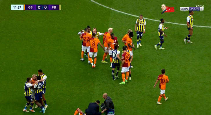Galatasaray-Fenerbahçe maçında ilginç an! Önce kavga ettiler sonra gülüşüp barıştılar G3