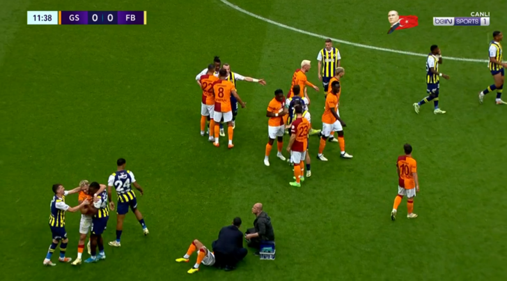 Galatasaray-Fenerbahçe maçında ilginç an! Önce kavga ettiler sonra gülüşüp barıştılar G4