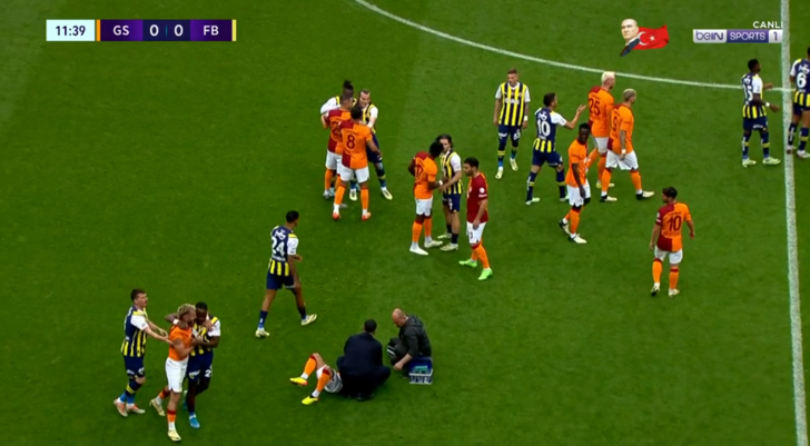 Galatasaray-Fenerbahçe maçında ilginç an! Önce kavga ettiler sonra gülüşüp barıştılar G5