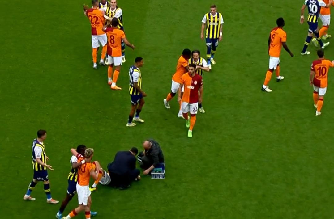 Galatasaray-Fenerbah&ccedil;e ma&ccedil;ında ilgin&ccedil; an! &Ouml;nce kavga ettiler sonra g&uuml;l&uuml;ş&uuml;p barıştılar