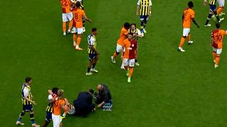 Galatasaray-Fenerbahçe maçında ilginç an! Önce kavga ettiler sonra gülüşüp barıştılar