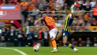 SON DAKİKA: Fenerbahçe, Galatasaray karşısında 22. dakikada 10 kişi kaldı! Hakem Arda Kardeşler'in o kararı maçın önüne geçti