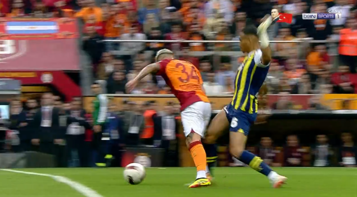 SON DAKİKA: Fenerbahçe, Galatasaray karşısında 22. dakikada 10 kişi kaldı! Hakem Arda Kardeşler'in o kararı maçın önüne geçti G2