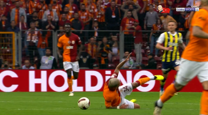 SON DAKİKA: Fenerbahçe, Galatasaray karşısında 22. dakikada 10 kişi kaldı! Hakem Arda Kardeşler'in o kararı maçın önüne geçti G4