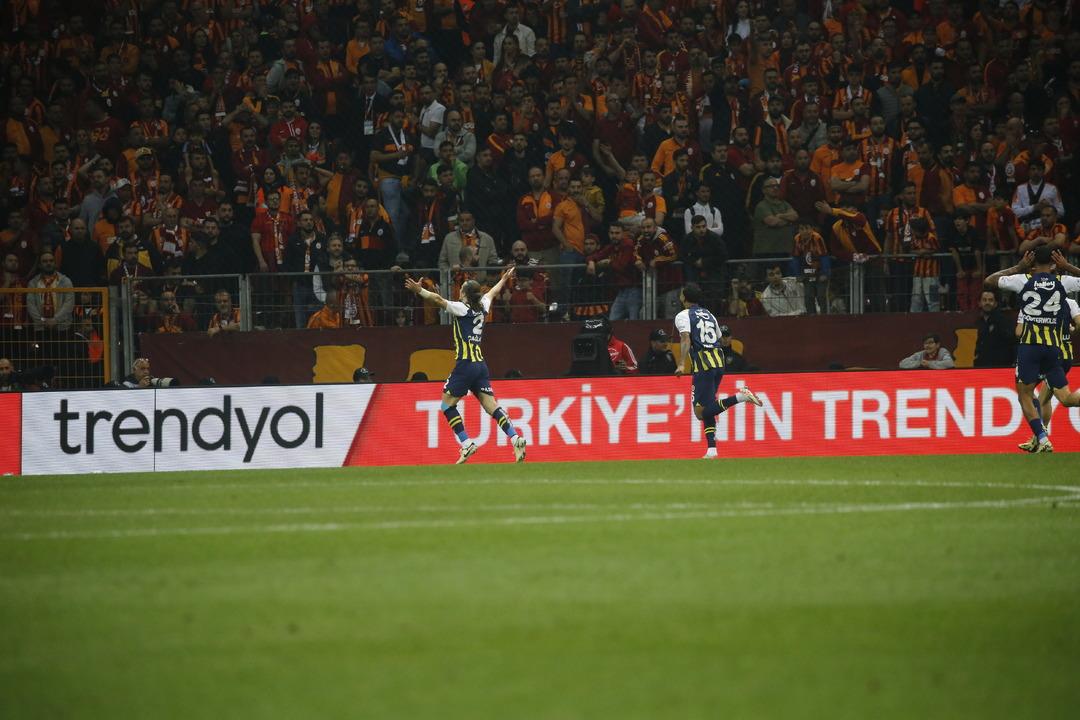 SON DAKİKA: Fenerbah&ccedil;e'den galibiyet sonrası Galatasaray'a olay g&ouml;nderme! "Hababam G&uuml;m G&uuml;m G&uuml;m"