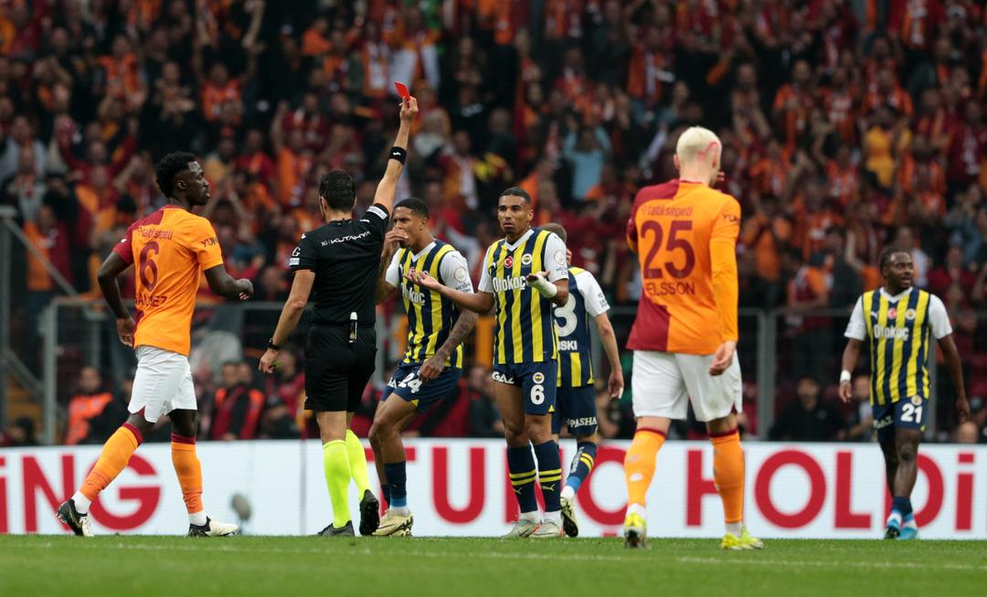 Galatasaray'ın 10 kişilik Fenerbah&ccedil;e'ye yenilmesinin ardından spor yazarları Sarı-Kırmızılılar'a demediğini bırakmadı! "Sezonun en k&ouml;t&uuml; futbolu"