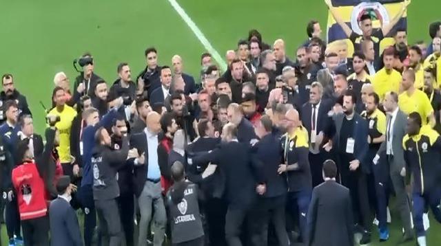 fenerbahceli-futbolcular-bayrak-acti-saha-karisti-mAkiWR8N