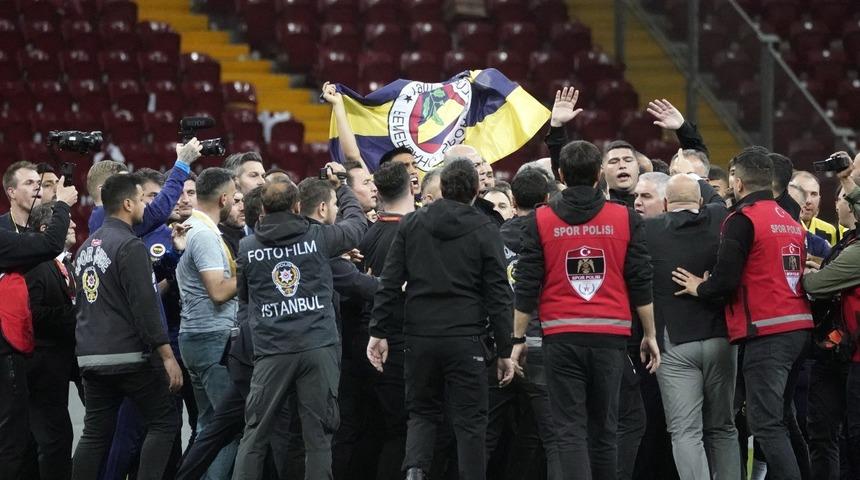 Fenerbahçe galibiyet sonrası Galatasaray stadının ortasında bayrak açtı, engellemeye çalışanlar darp edildi