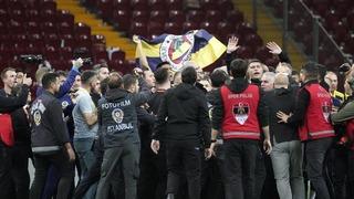 Fenerbahçe galibiyet sonrası Galatasaray stadının ortasında bayrak açtı, engellemeye çalışanlar darp edildi