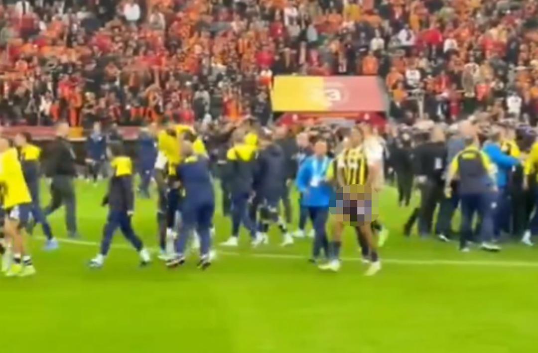 Fenerbah&ccedil;eli futbolcu Jayden Oosterwolde, Galatasaray taraftarına cinsel organını g&ouml;sterdi!