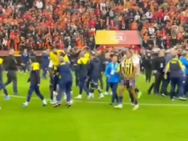 Fenerbahçeli futbolcu Jayden Oosterwolde, Galatasaray taraftarına cinsel organını gösterdi!