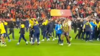 Fenerbahçeli futbolcu Jayden Oosterwolde, Galatasaray taraftarına cinsel organını gösterdi!