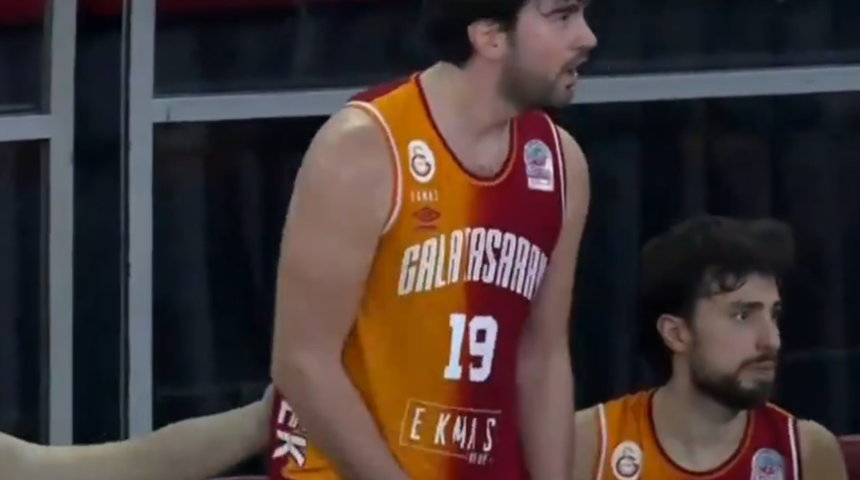 Galatasaraylı Buğrahan Tuncer çılgına döndü! Tribünlere hareket çekti, hakemler soyunma odasına gitti