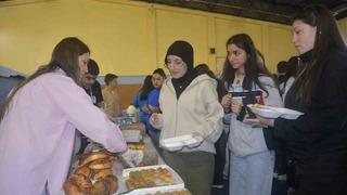 Öğrenciler, okullarının eksikleri için hayır çarşısı açtı