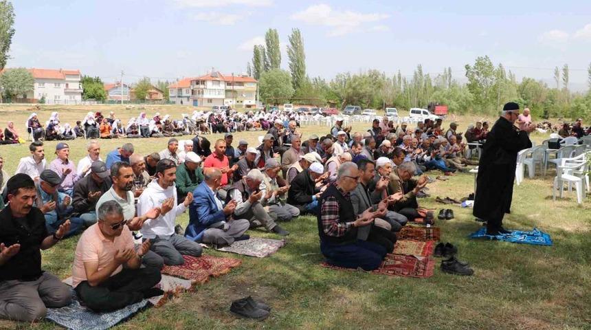Tüm köy yağmur duasına çıktı! Yoğun katılım