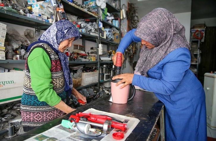 Eşinin vasiyeti üzerine harekete geçti! 'Başımın tacı' dediği gelinine her şeyi öğretti, birlikte yapıyorlar