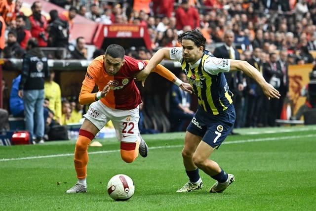 Galatasaray Teknik direktörü Okan Buruk 10 kişilik Fenerbahçe'ye yenilen takımına soyunma odasında söyledikleri ortaya çıktı! 640xauto