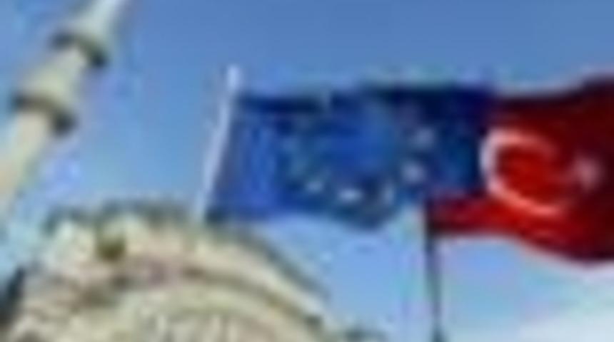 AB Komisyonu Türkiye'nin vize serbestisi çabalarını övdü