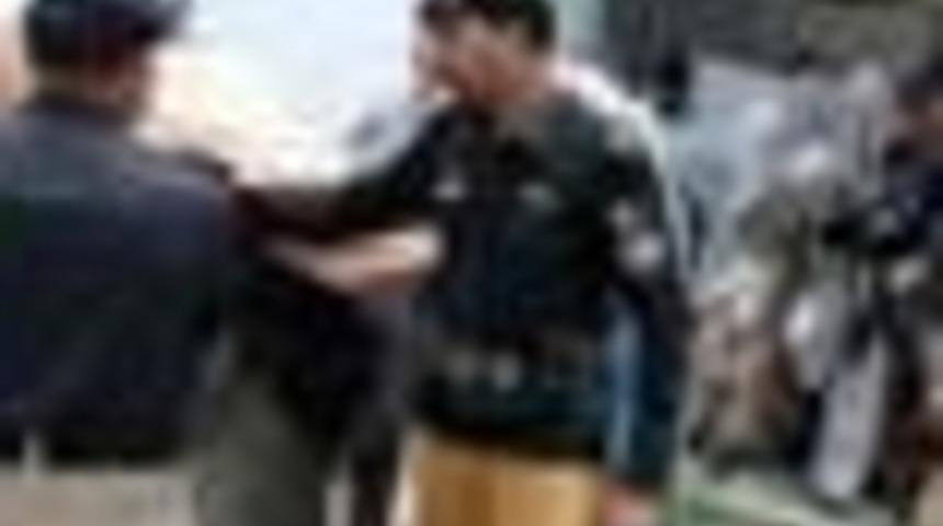 Pakistan'da genç kız köy meclisi kararıyla yakıldı