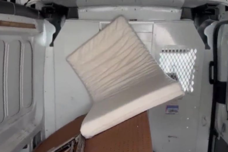 Resmen seyyar tecavüz zindanı! Minibüsünde onlarca kadına tecavüz etti...  Bagajından çıkanlar kan dondurdu: Oyuncaklar, ipler, kafes, yatak... G5