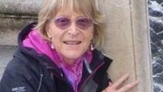 Bir anda dalgaların arasında kayboldu! Arkadaşlarının gözünün önünde köpek balığı tarafından bütünüyle yutuldu