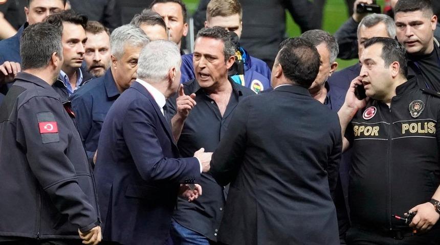 Meğer gerçek bambaşkaymış... Ali Koç'un Galatasaray galibiyet sonrası sahaya nasıl girdiği ortaya çıktı! Bunu kimse düşünmemişti