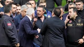 Meğer gerçek bambaşkaymış... Ali Koç'un Galatasaray galibiyet sonrası sahaya nasıl girdiği ortaya çıktı! Bunu kimse düşünmemişti