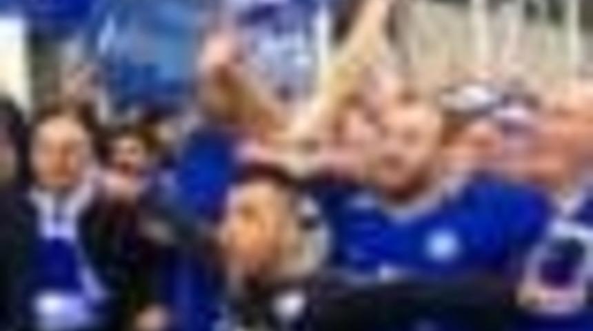 Leicester City şampiyonluğu kutladı, acil servis dolu taştı