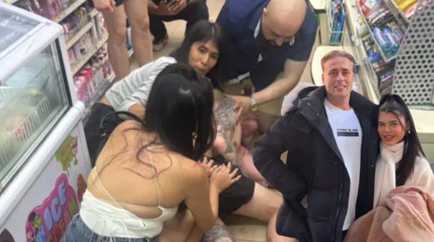 Sokak ortasında darp edilen turiste yardım etmek isterken kız arkadaşının gözü önünde bıçaklandı... Saniye saniye güvenlik kamerasına yansıdı