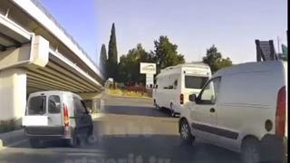 'Kaza olmasın' diye video çekerken kaza yaptı! 