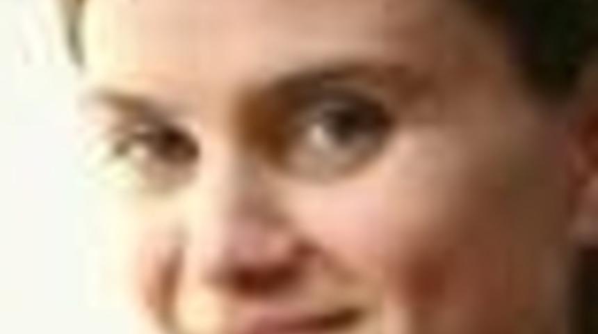 İngiltere'de milletvekiline silahlı ve bı&ccedil;aklı saldırı