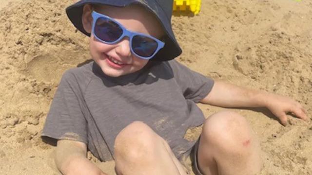 3 yaşındaki çocuk ailesinin çiftliğinde traktörün altında kalarak hayatını kaybetti! Baba hakkındaki suçlamaları reddetti