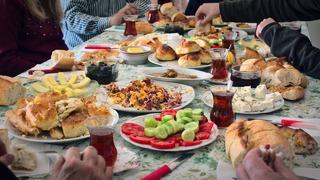 Herkes düşünmeden yemeğine ekliyor! O hastalığa davetiye çıkarıyor 'Sofranıza koymayın' uyarısı