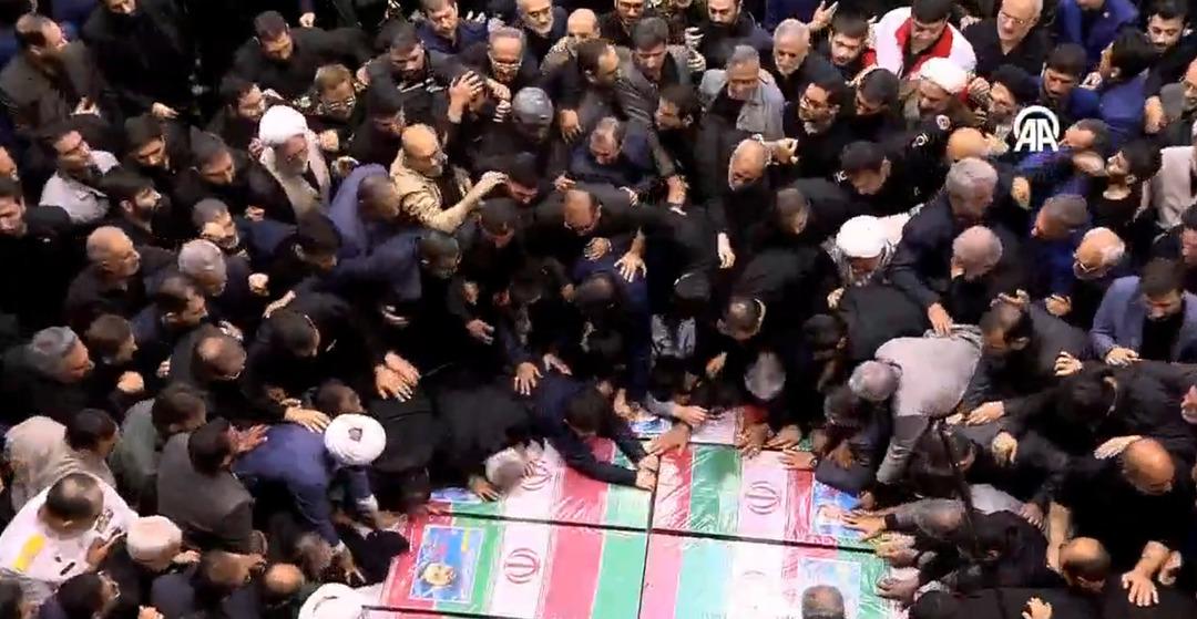 Tahran'da &ccedil;arpıcı g&ouml;r&uuml;nt&uuml;ler! İranlılar başkent sokaklarına d&ouml;k&uuml;ld&uuml;, Reisi'nin cenaze namazını Hamaney kıldırdı