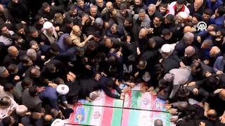 Tahran'da çarpıcı görüntüler! İranlılar başkent sokaklarına döküldü, Reisi'nin cenaze namazını Hamaney kıldırdı